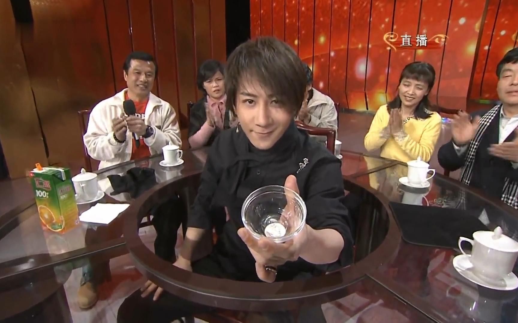 揭秘刘谦春晚魔术,硬币穿越玻璃桌!到底是办到的?