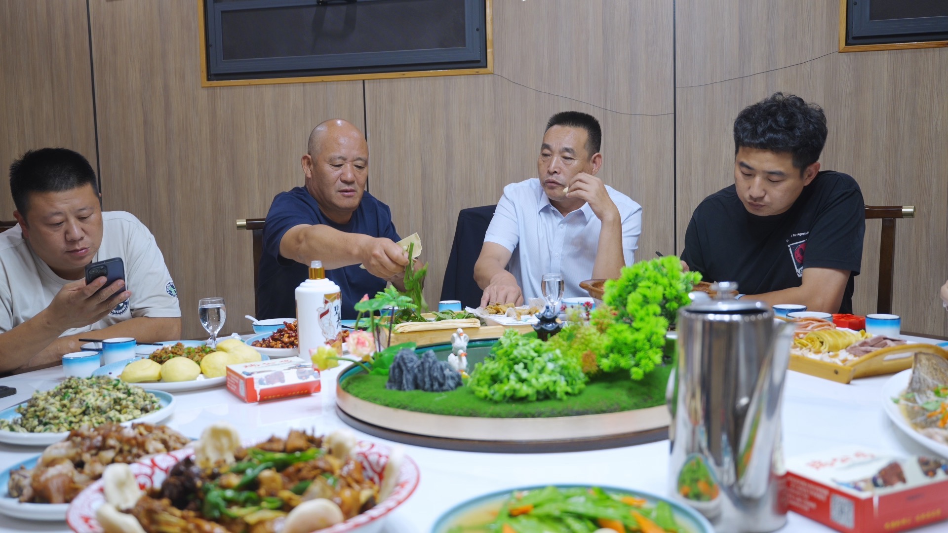 两个亲家相聚临沂，大阳安排吃炒鸡，俩位父亲聊得真投机，很高兴