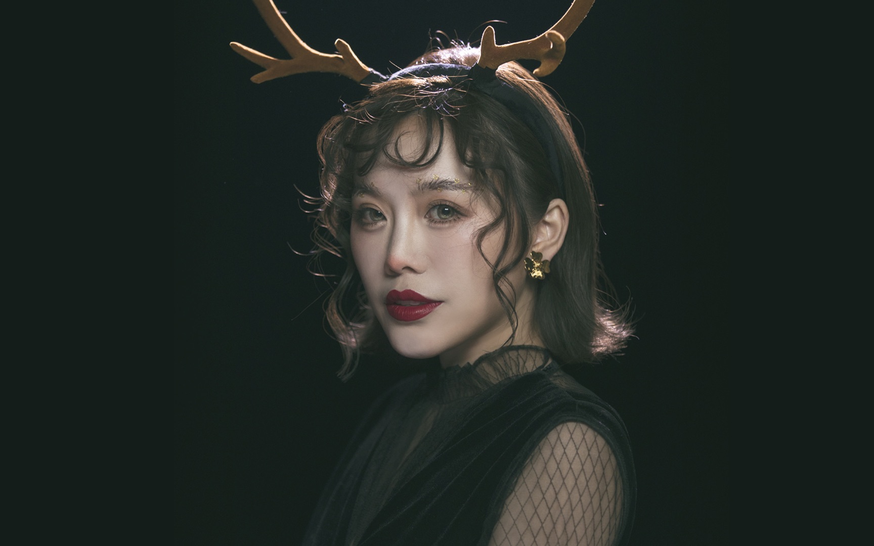 给暗黑色系的圣诞主题妆配个精灵空气卷吧