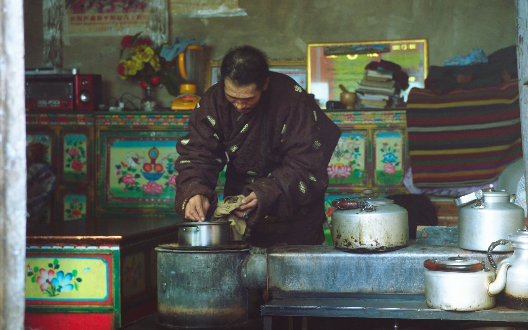 [图]光看石头就能知道病情，不识字的说婚人却能唱海量颂唱，纪录片