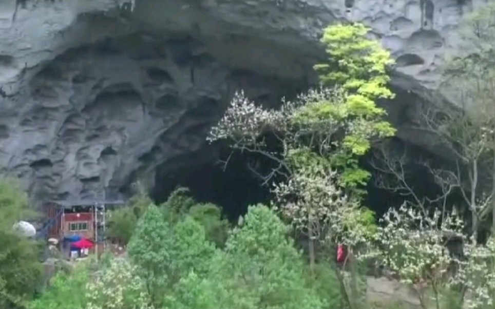 [图]贵州大山一山洞常年住着几十口人。现在人们以搬出了大山。