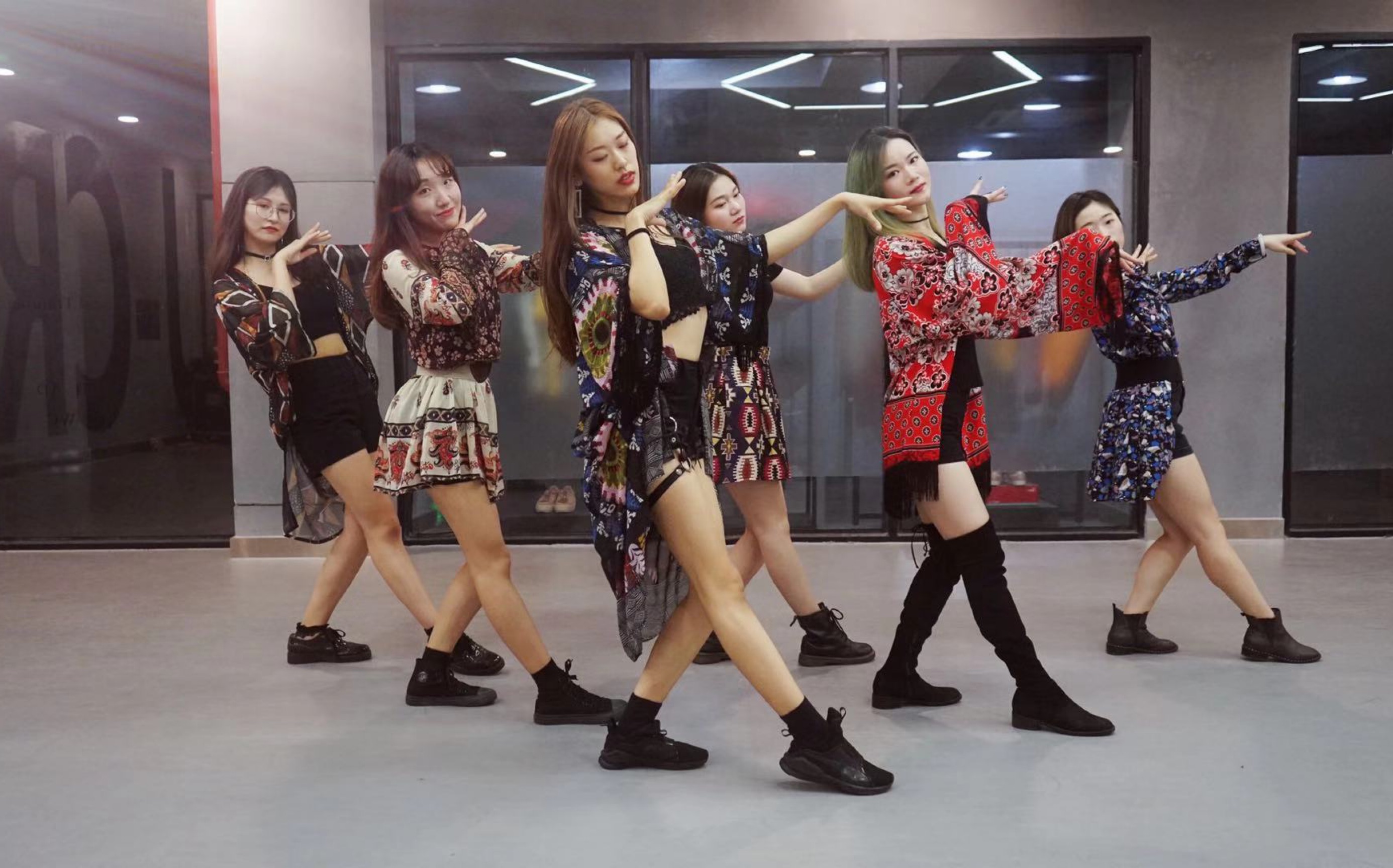 j-crew,我们最新的韩舞成品cover,大家从舞蹈到服装都很精心的准备啦