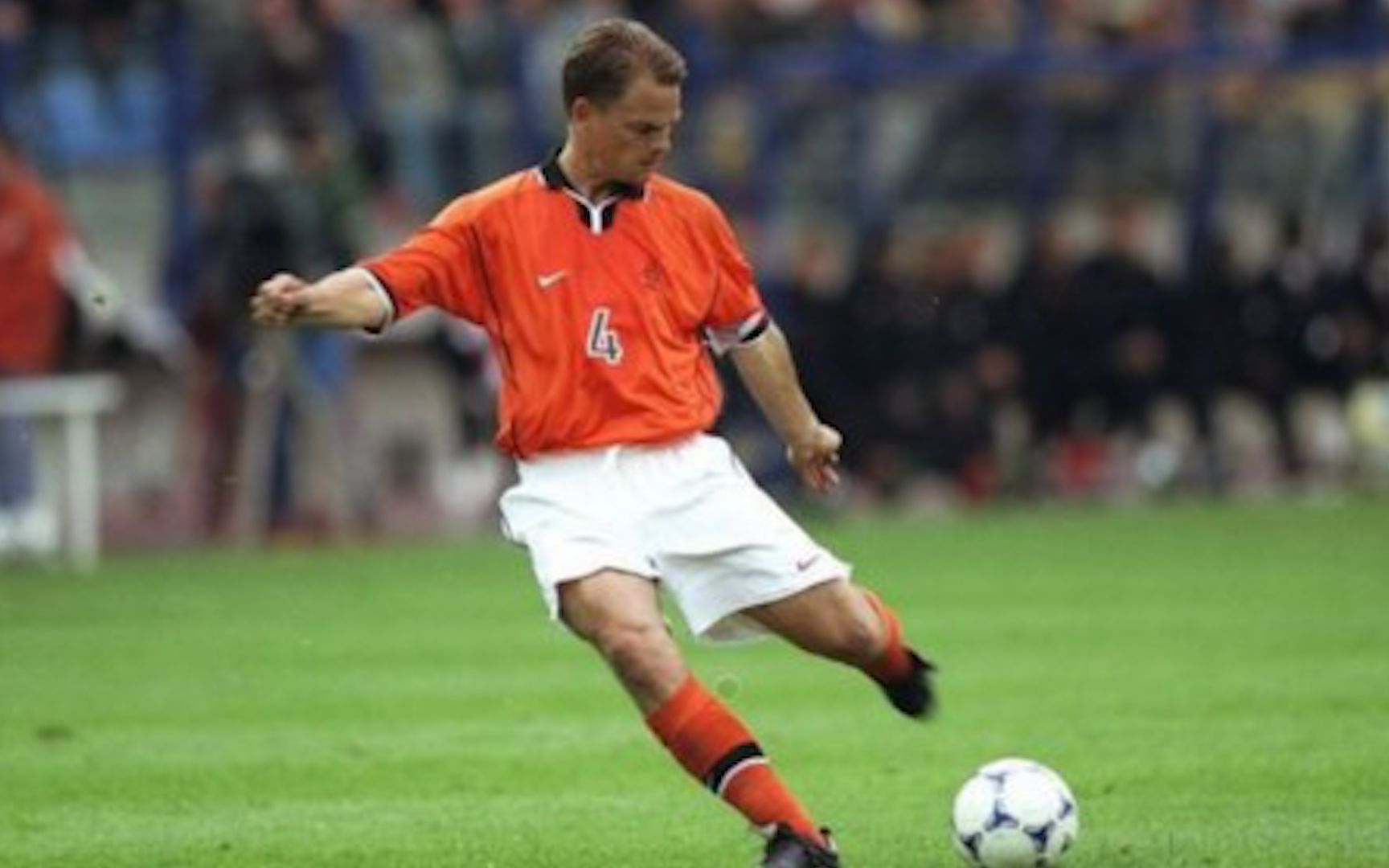 回顾2000年欧洲杯,弗兰克·德波尔任意球破门,助荷兰逆转法国