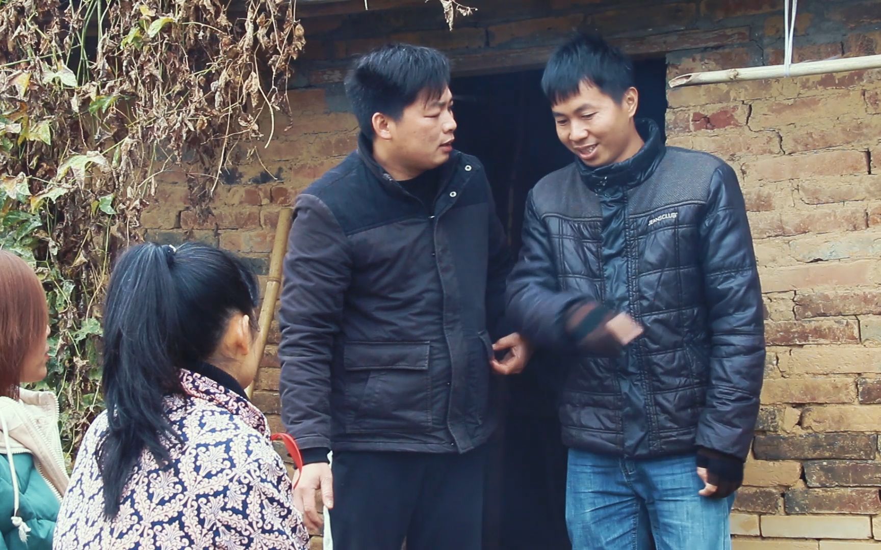 短剧:农村穷三兄弟,大哥相亲,因拿不出彩礼,被女方嫌弃