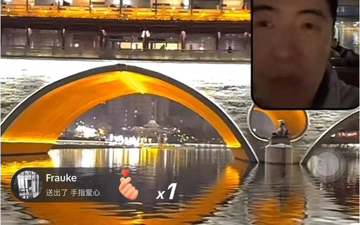 【TikTok】坐船观景!老外在线看美籍华人外网直播成都美食街|海外国际版抖音外国评论热议哔哩哔哩bilibili