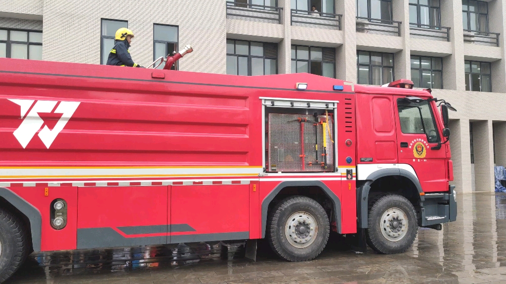 消防车展示水炮