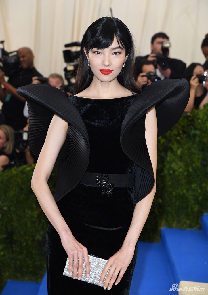 孙菲菲宣布结婚却被轰买通稿踩刘雯 老公亲自否认