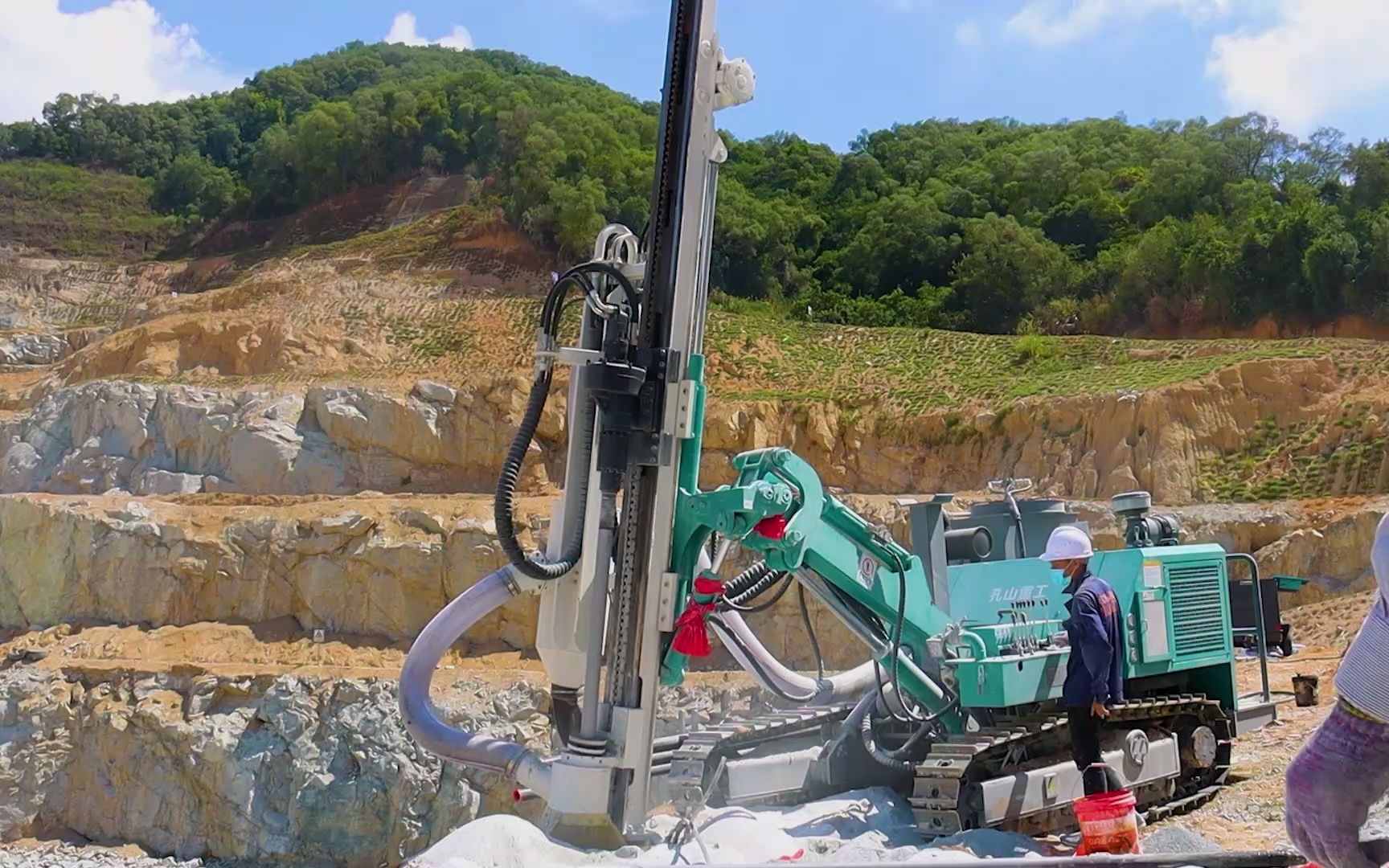 孔山ks669潜孔钻机,矿山打孔实拍