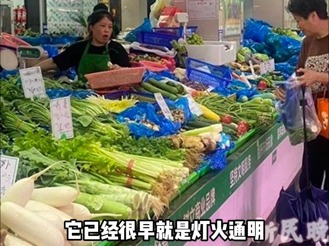 新民晚报记者台风天走访上海菜市场:摊位菜品满满当当,全力保障“菜篮子”量足价稳哔哩哔哩bilibili