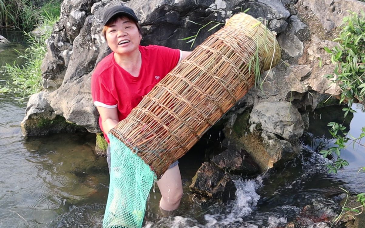 [图]农村大姐桥洞下收地笼，刚提起地笼就大叫起来，到底收获了啥