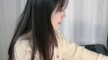 抖音钢琴女主播-吴舒桐