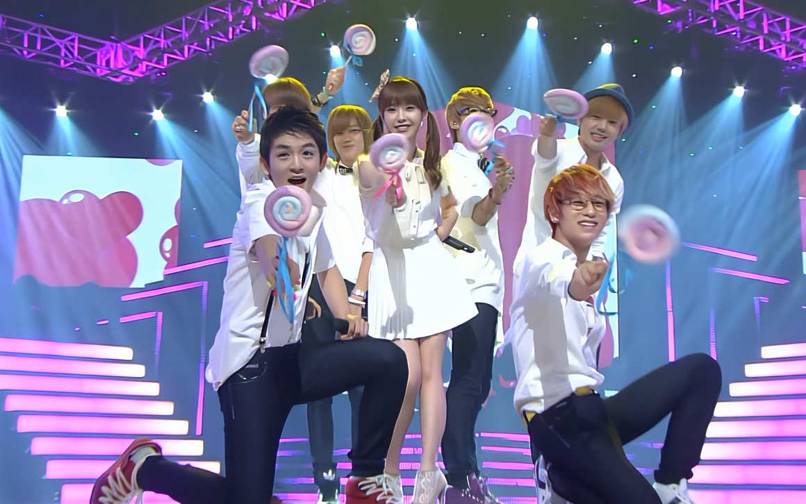 [图]【4K 舞台】IU&TEEN TOP《 Kissing you 》SBS人气歌谣 20110911