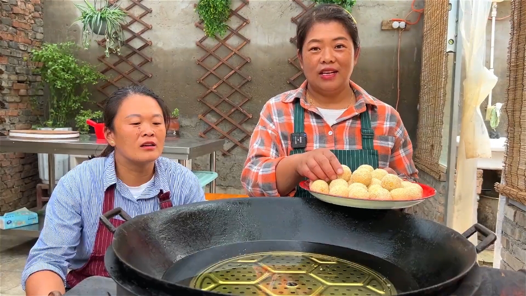 菜园里摘个大南瓜,姐俩今天做炸南瓜球吃,外酥里软,香甜软糯哔哩哔哩bilibili