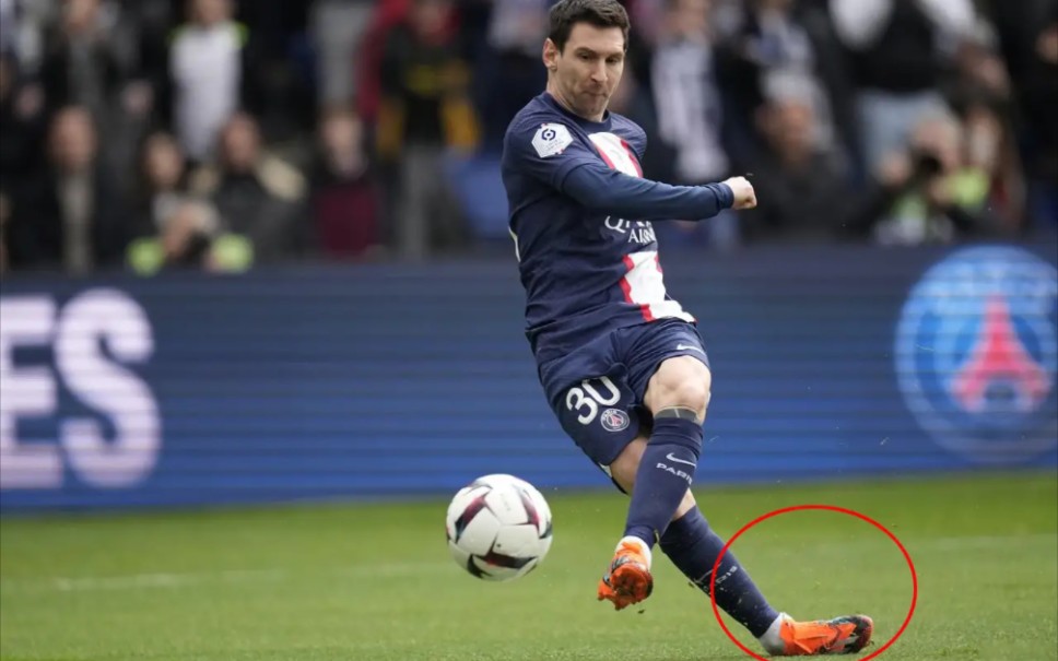 梅西最后时刻使出"七伤拳"?踢任意球时支撑脚脚踝大幅度弯曲