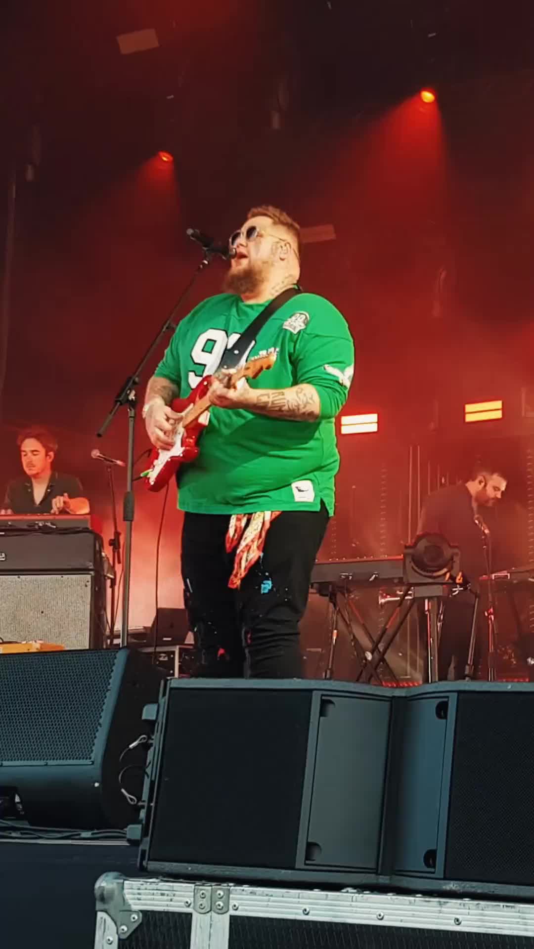 ragnboneman這渾厚的嗓音少一斤都唱不出這個效果歐美