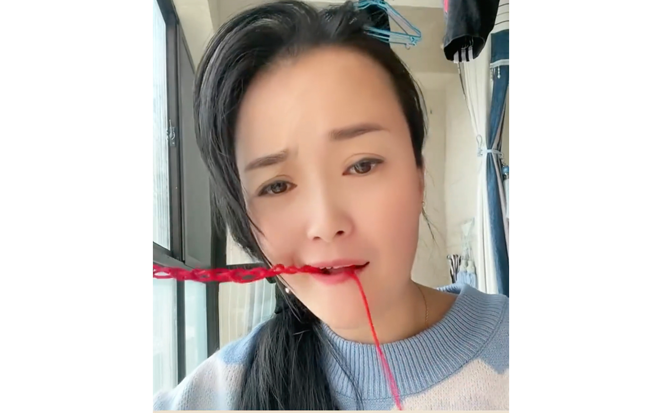 女子表演绝活舌头给绳子打结,速度比常人手工打结还快