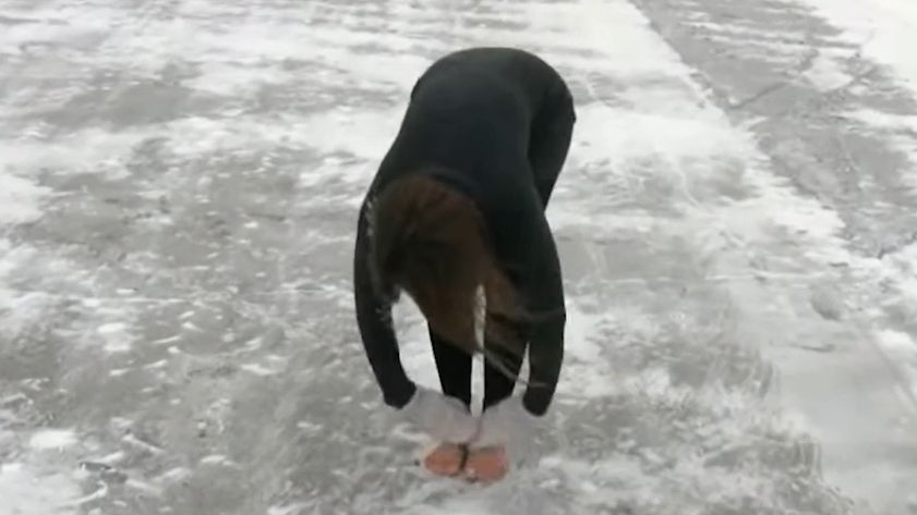 雪地光脚跳个舞,看冻成什么样了