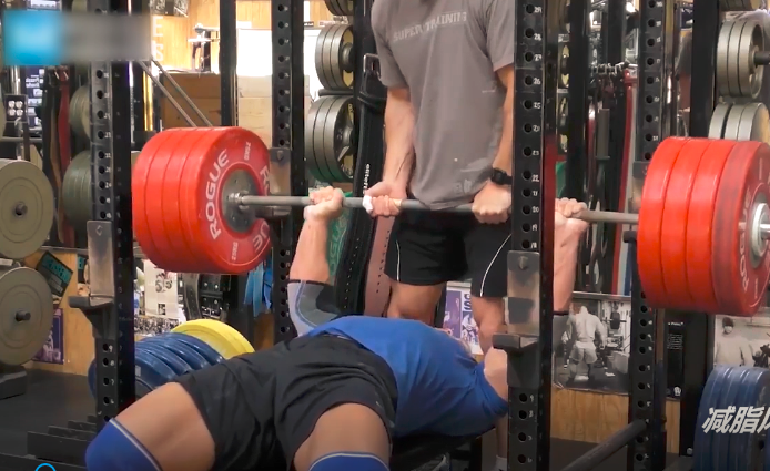 约翰塞纳健身200kg卧推,他真是wwe里的力量帝