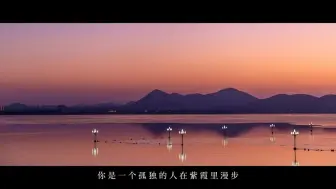 Descargar video: 摄影文学：当我的光曝在你的身上，重逢便是一间暗示室（毕赣）