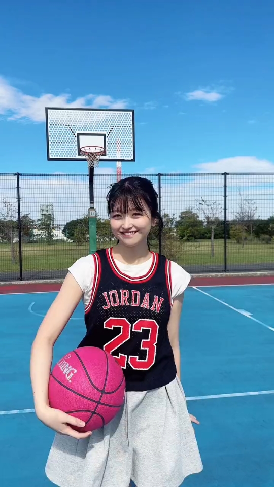 美女打篮球,让你感受运动的魅力!