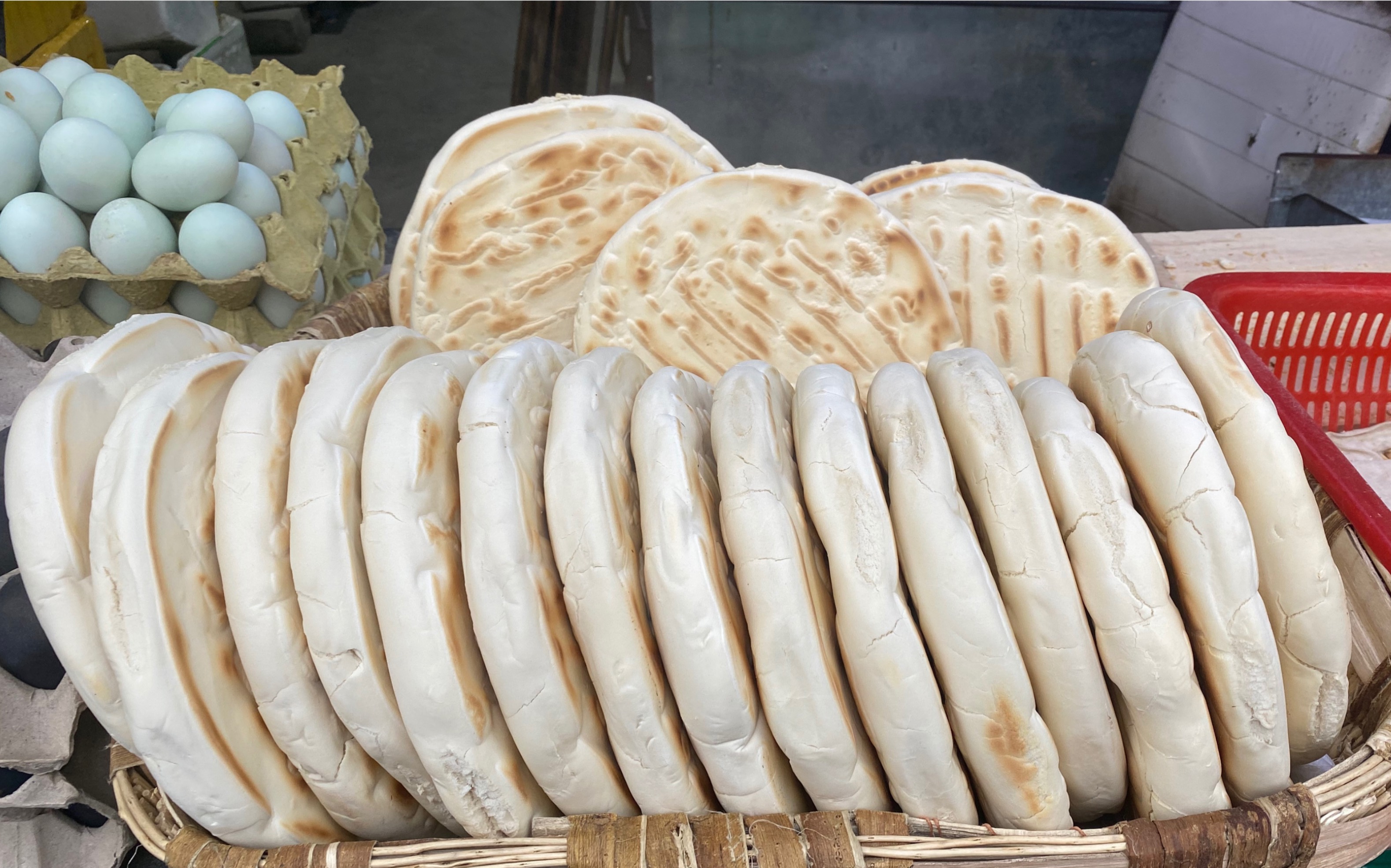 陕西小伙卖锅盔馍,三个大锅不停烤,一天能卖上千个,顾客抢着买