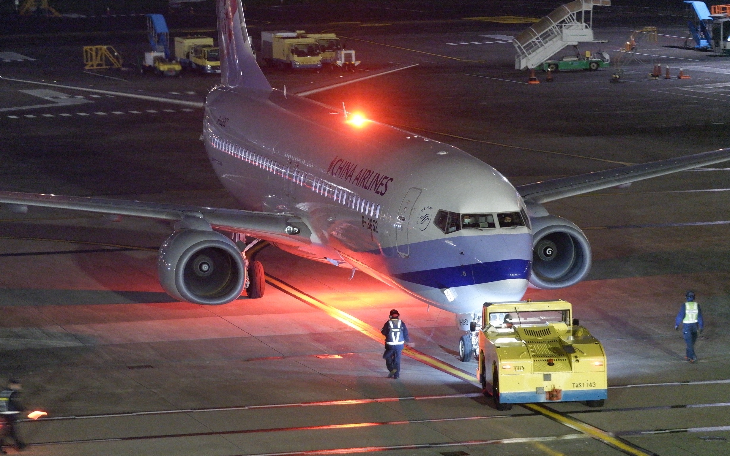 台北松山机场夜拍华航738后推(缩时)