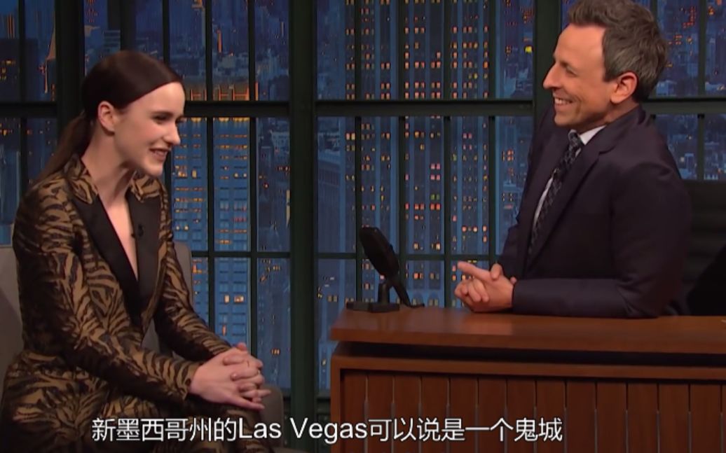 “了不起的麦瑟尔夫人”Rachel Brosnahan 讲述自己用香蕉片驱鬼的故事【Late night with Seth Meyers】哔哩哔哩bilibili