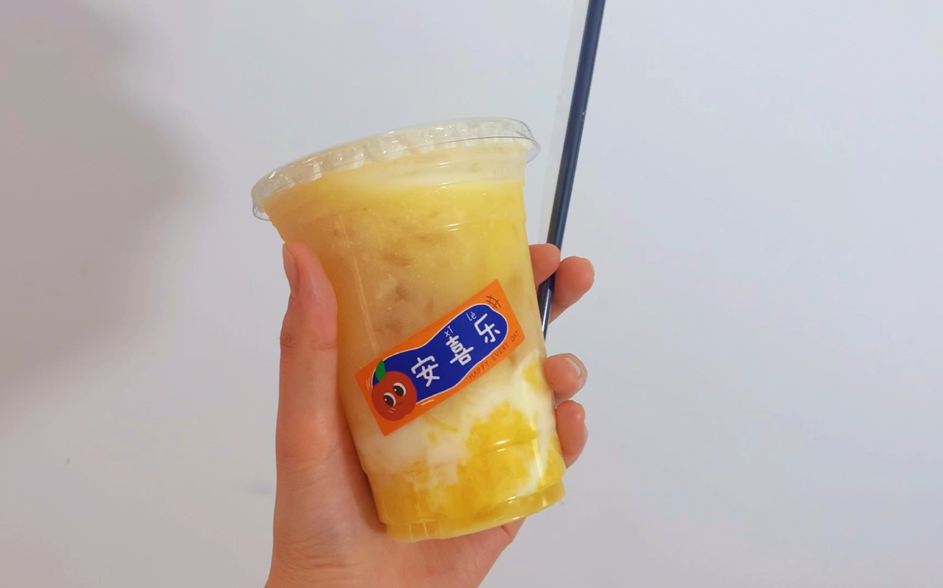 满杯凤梨,边吃边喝vc爆棚～搭配酸奶,好喝到尖叫～好喝不胖,心动了嘛?