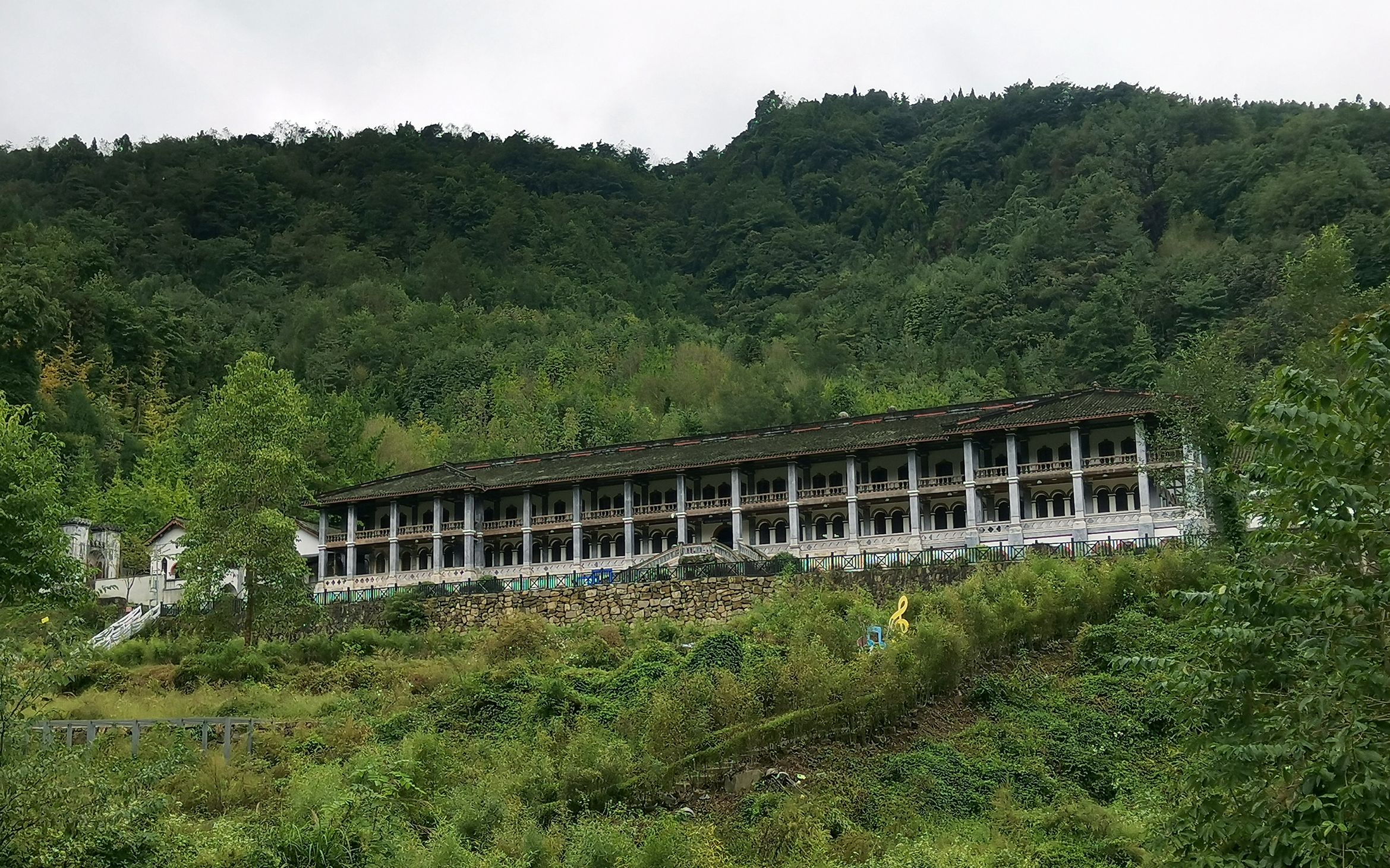 成都大山中隐藏一座逝去的大学,规模宏大壮观,很多人慕名而来哔哩哔哩bilibili