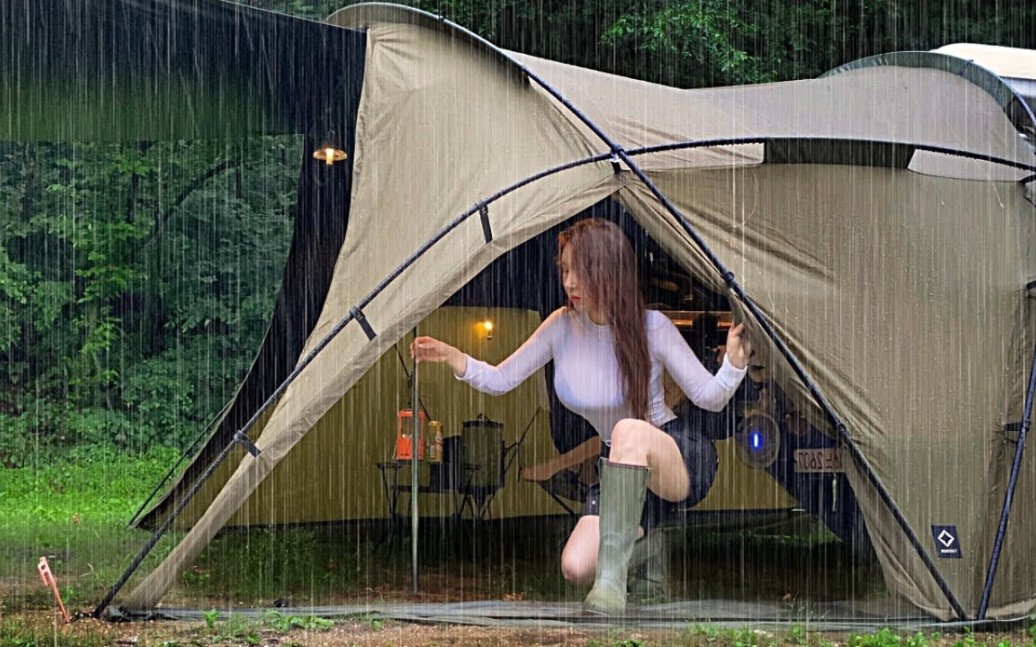 [图]独自在倾盆大雨的山林中露营，倾听大自然的声音入睡