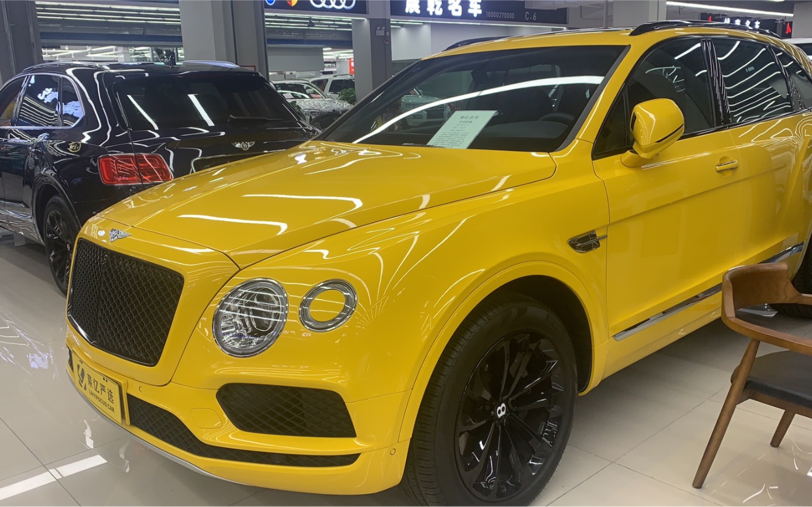 黄色宾利添越颜色太靓了,这个颜色一般人估计驾驭不了!_哔哩哔哩_bili