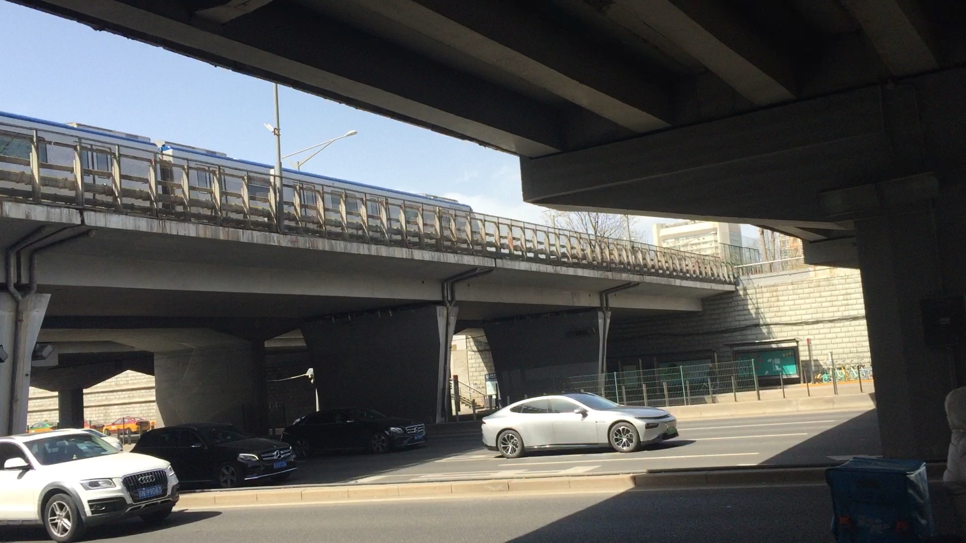 北京地铁13号线列车通过太阳宫桥_哔哩哔哩_bilibili