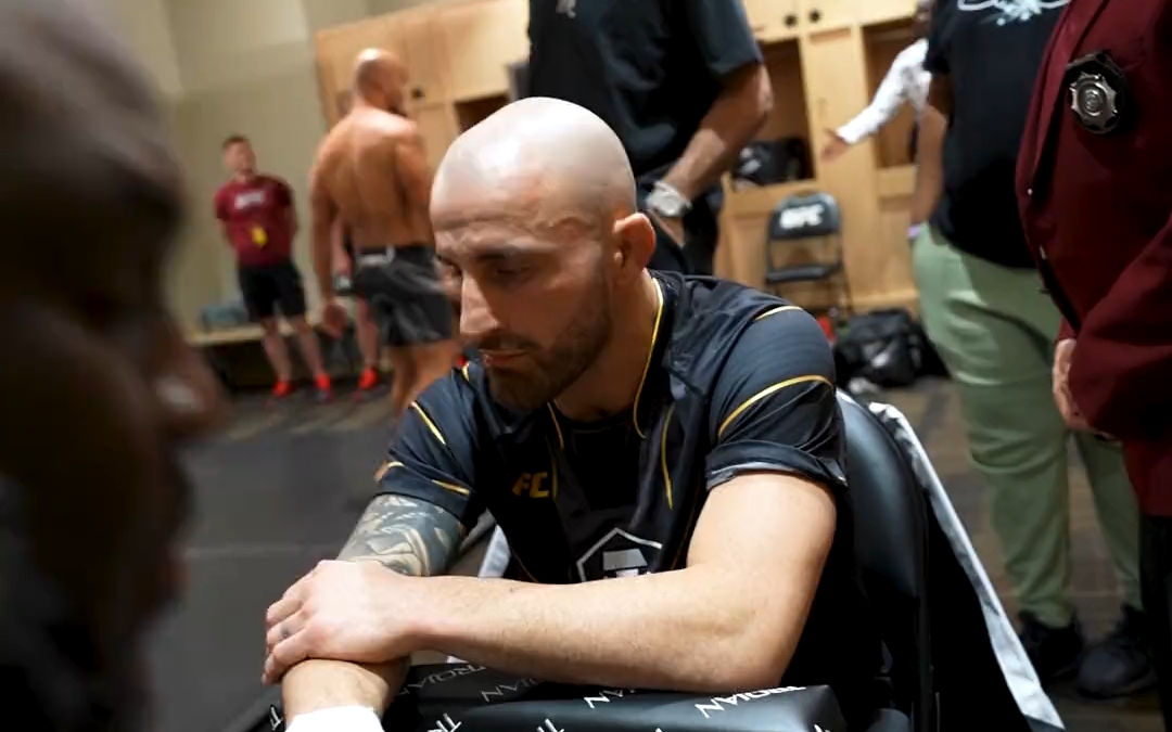 ufc290 "大帝"亚历山大第三回合终结"小飞踢"亚尔罗德里格斯卫冕冠军