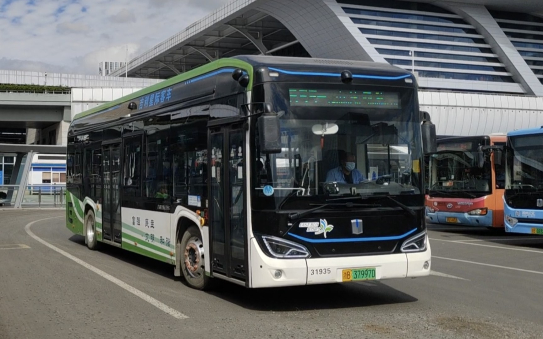 【东方巴士】633路 31935 dnc6101bevg23 宁波火车站南广场出站