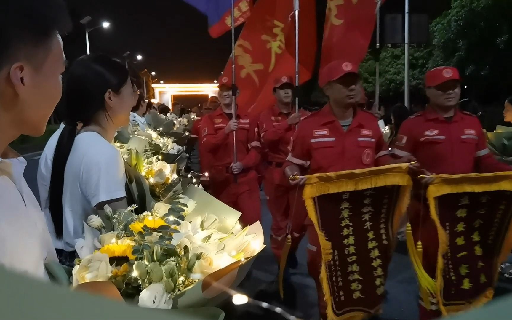 中国安能辽宁盘锦溃口抢险首批抢险队员归队,家属秒变粉丝,你是我心里最亮的星(郭杨卉)哔哩哔哩bilibili