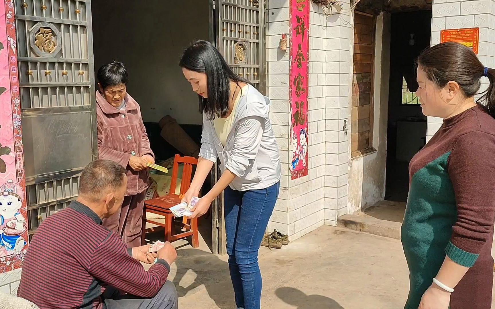 农户散养乌鸡和黑鸡,下出来的蛋颜色不同,各挑选5个带回家哔哩哔哩bilibili