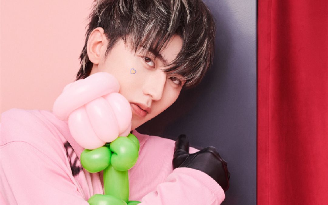 蔡徐坤新歌《hug me》上线!最后藏惊喜彩蛋,听小女孩说"爱你"