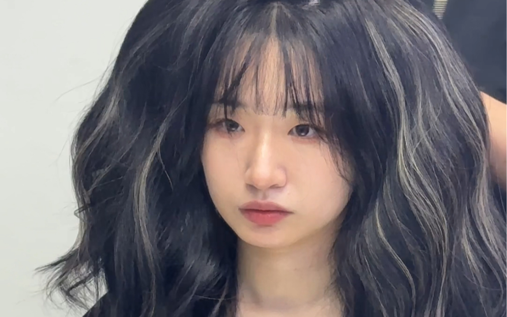 白金挑染,只挑全头百分之15~30整体颜色,黑色头发一定要这样染,今年最