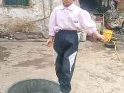 Скачать видео: 十岁女孩练习武术走盆，步伐稳健，平衡力惊人，“这难道就是传说中的轻功吗？”