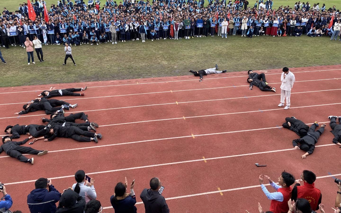 [图]高中最后一次运动会入场表演，我们将《功夫》带上了操场