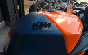 Download Video: 一镜到底！新款KTM RC390细部直拍 漆水惊艳