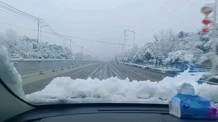 [图]白头并非雪可替，遇见已是上上签。风吹雪散故人离，陌路只当忆往年。我以过客之名，祝你岁岁平安。