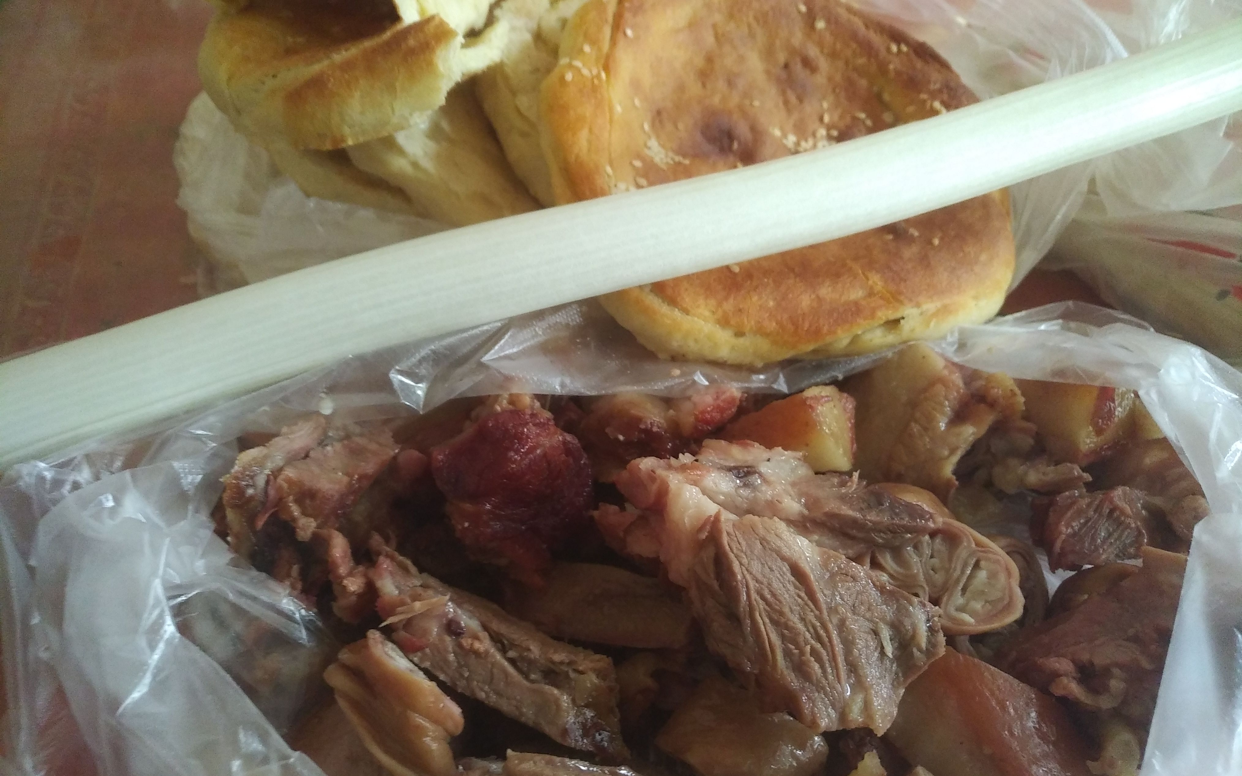 三婶的鸡窝烧饼,夹上刚出锅的猪头肉,配上大葱吃的那叫一个香啊