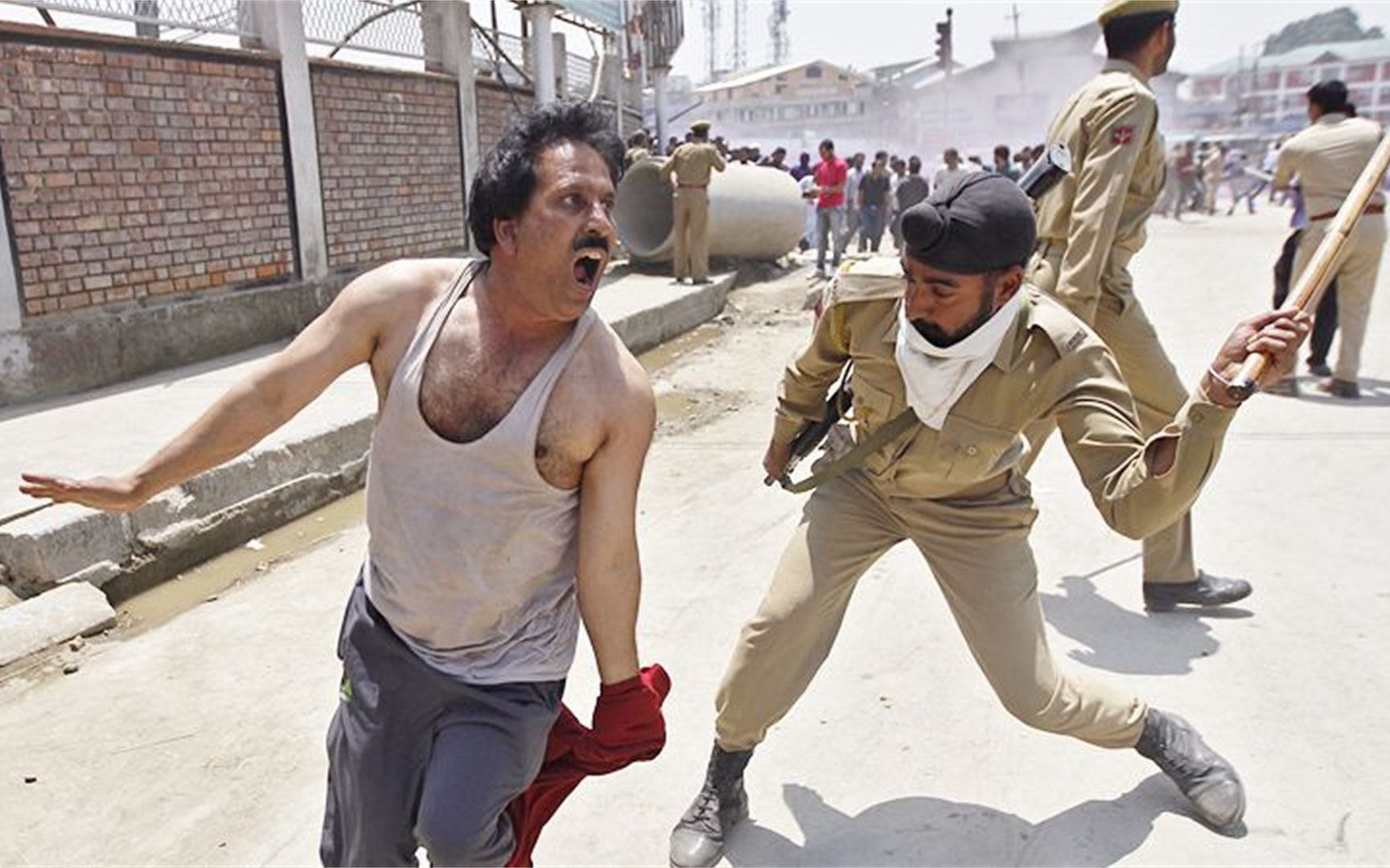 为啥印度警察执法不用枪,而只用一根木棍追着打?今天算涨见识了