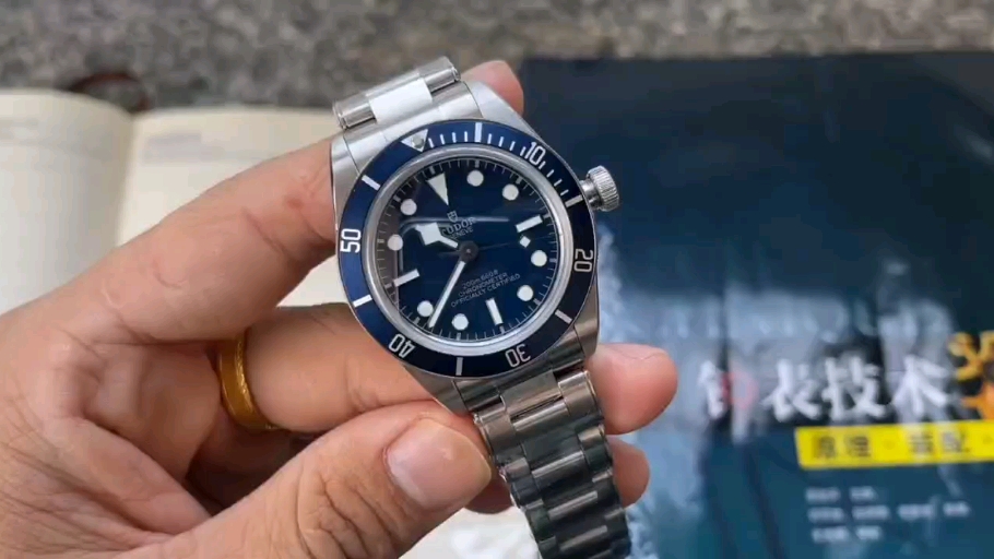 zf厂帝舵碧湾小蓝花评测,外观几乎没有什么瑕疵.