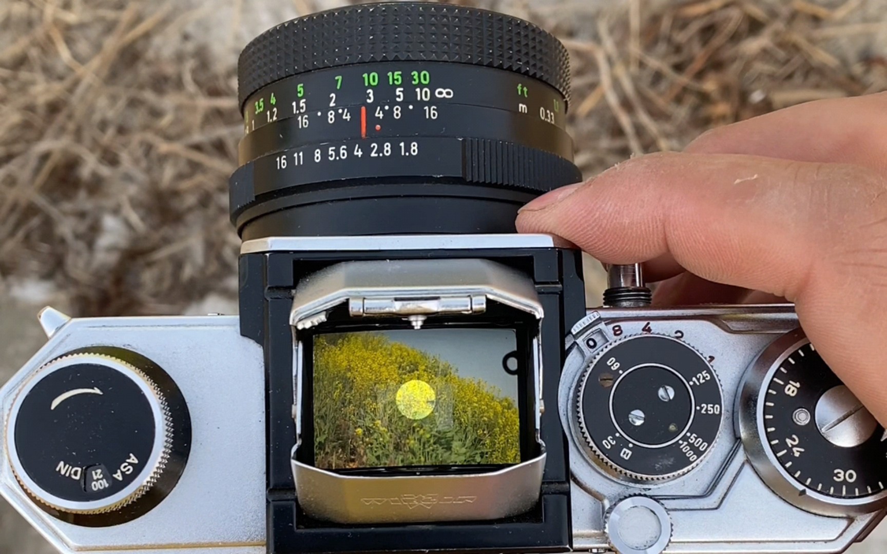 网红腰平相机edixa mat reflex,这取景器弹起方式确实舒服,取景器也很