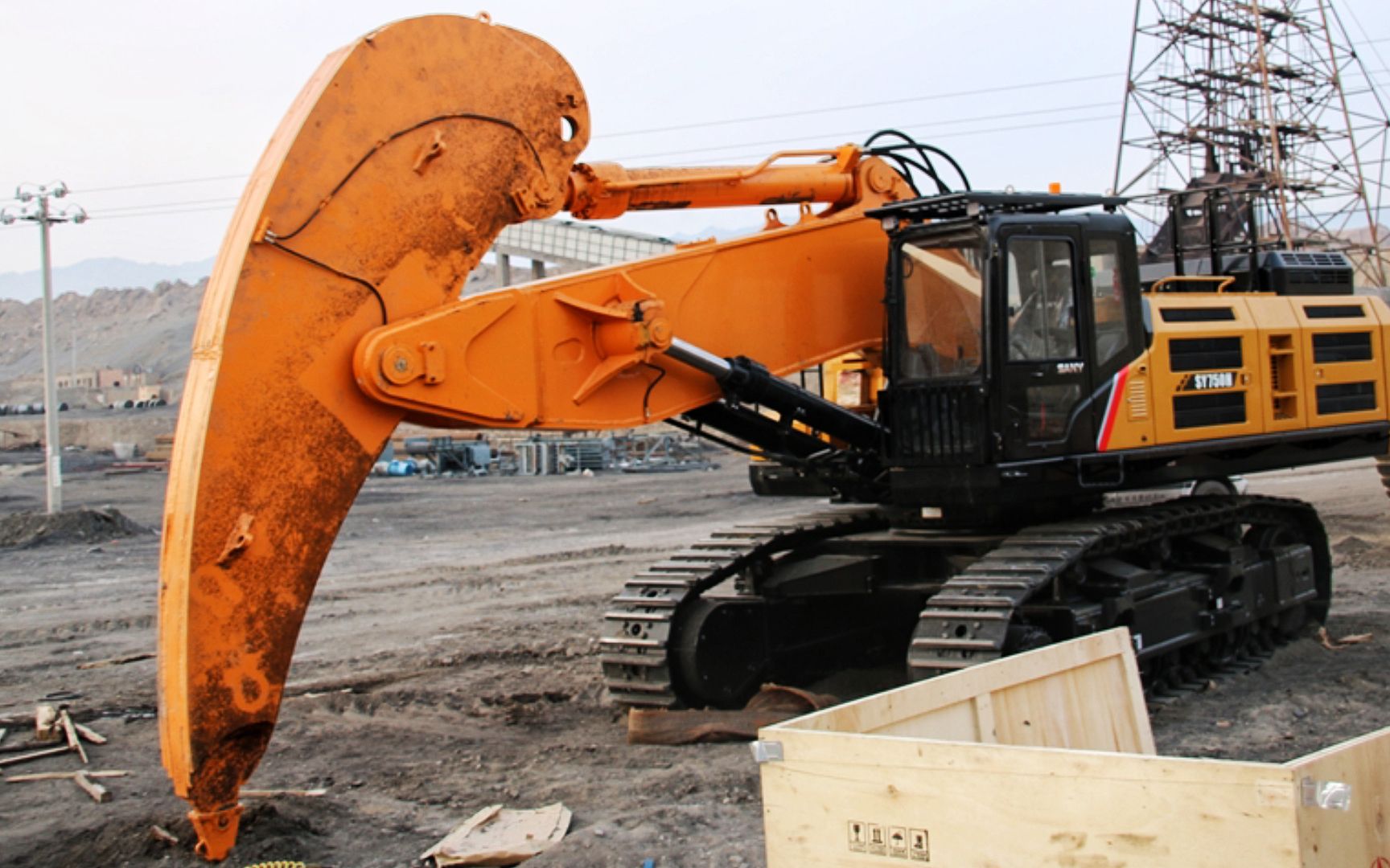 把巨型钩子安装在挖掘机上,就能让地面变的支离破碎,效率极高