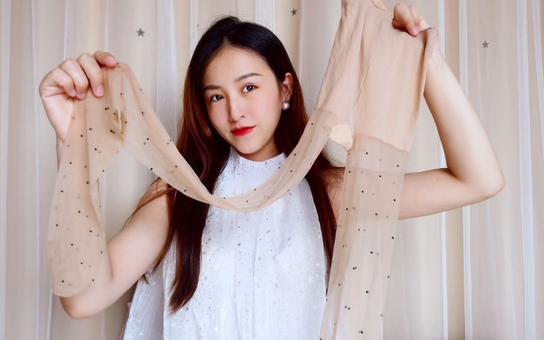 小姐姐试穿肤色印花丝袜,款式很新颖,穿上后被自己美到了!