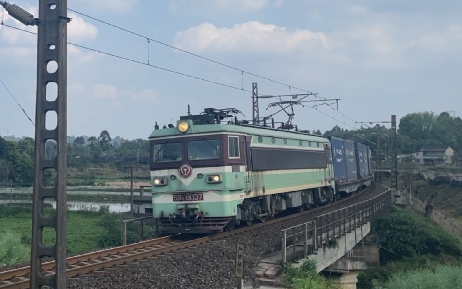 成局西段ss38037牵引集装箱敞车变速的货物列车鸣笛通过成昆线桥-104