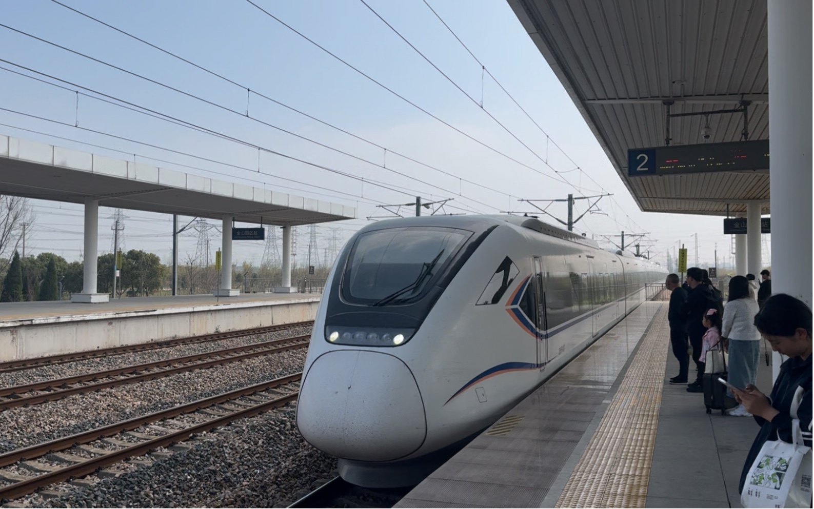 crh6f-0477动车组进入金山铁路金山园区站2站台停车